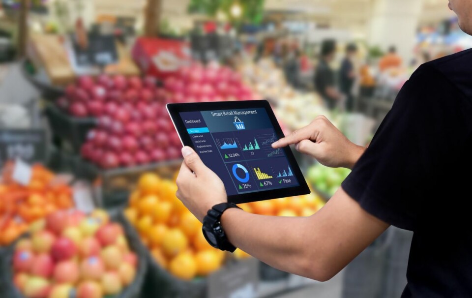 I en tid der innovasjon er avgjørende for å møte kundenes forventninger og behov, er det problematisk at dagligvarebransjen i Norge viser seg å ligge bakpå, skriver Tor Wallin Andreassen, Line Lervik-Olsen og Seidali Kurtmollaiev. Foto: B4LLS | iStock Photos