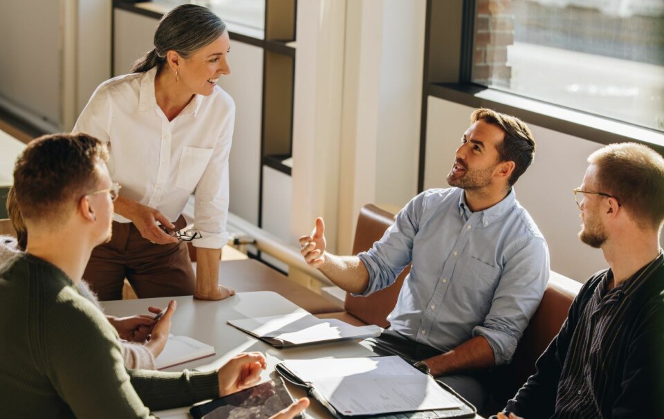 Ved å kjenne sine medarbeidere og tilpasse sin lederstil deretter, kan ledere skape et miljø der alle kan trives og yte sitt beste, skriver Maiken Furre. Foto: Jacob Lund | iStock Photos