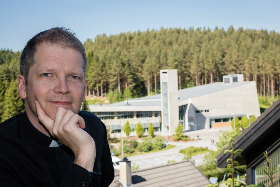 Hvorfor varsle reduksjon av økonomisk støtte til tro- og livssyn i en tid der verden og landet trenger håp mer enn på lenge, spør sokneprest Torstein Eidem. Her fotografert foran Bogafjell kirke, Sandnes prosti. Foto: Jørgen Breivold