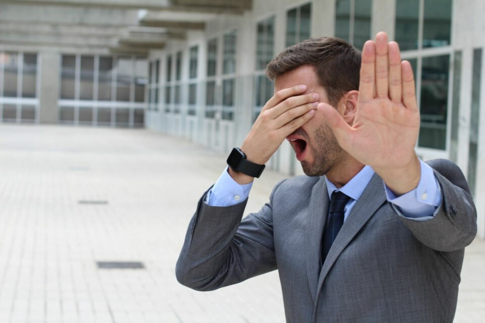 Menneskers motstand mot endring har flere kilder. Det kan skyldes naturlig motstand mot det ukjente, behov for å opprettholde komfortsonen eller bekymringer for hva endringene vil bety personlig og profesjonelt. Foto: ajr_images | iStock Photos