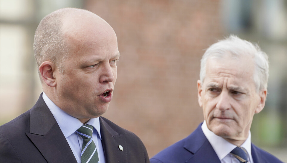 Finansminister Trygve Slagsvold Vedum (Sp) og statsminister Jonas Gahr Støre (Ap) under pressetreffet om Forsvaret torsdag 2. mai.