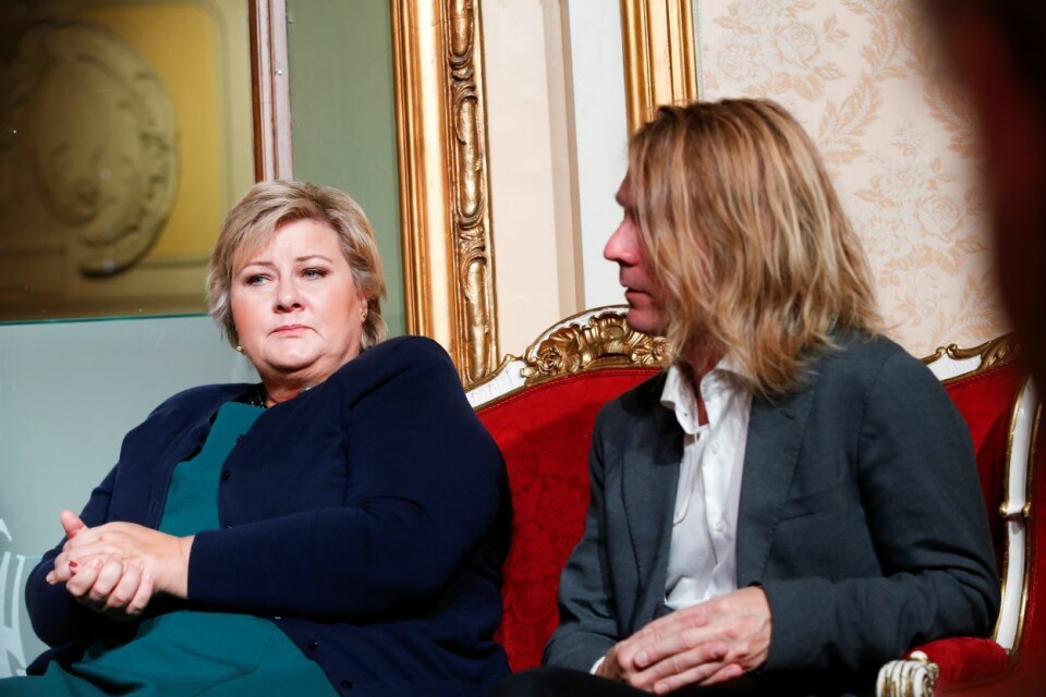 EKSPERTGRUPPE: Psykolog Peder Kjøs, kjent for mange fra TV, har ledet en ekspertgruppe som fredag vil gi statsminister Erna Solberg (H) og regjeringen forslag til konkrete tiltak for å dempe de psykiske følgene av pandemien. Her er de to sammen i 2016.