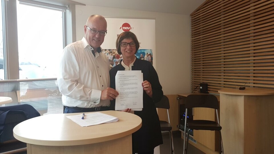SAMARBEIDSAVTALE: Nav-direktør Sigrun Vågeng og NTNU-rektor Gunnar Bovim undertegnet avtalen om samarbeid i Arendal 16. august.