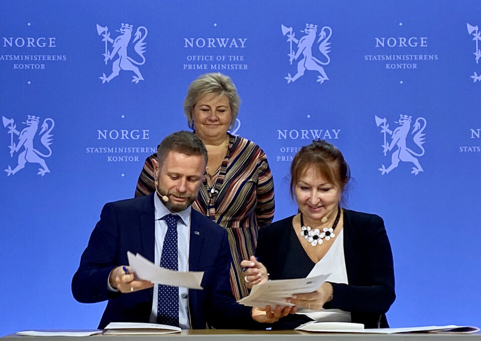 NY AVTALE: Med statsminister Erna Solberg (H) som vitne, undertegner helseminister Bent Høie (H) og styreleder i KS Gunn Marit Helgesen en avtale om å opprette såkalte helsefellesskap i alle landets fylker.