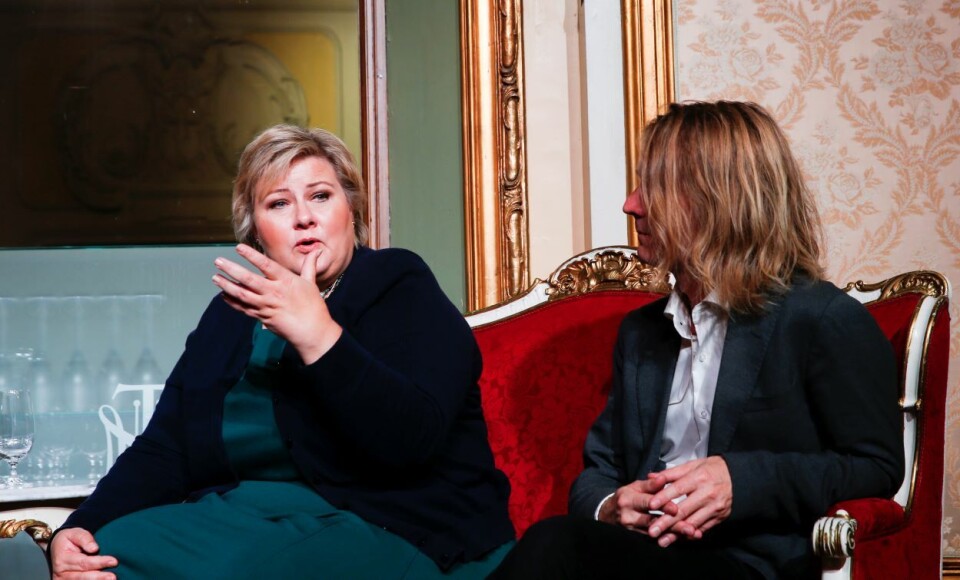 Foto SKAL LEDE EKSPERTGRUPPE: Psykolog Peder Kjøs er utnevnt som leder av ekspertgruppen som skal se på pandemiens konsekvenser for folks psykiske helse og rusbruk. Her er han i samtale med statsminister Erna under verdensdagen for psykisk helse. (Foto: Terje Pedersen / NTB)