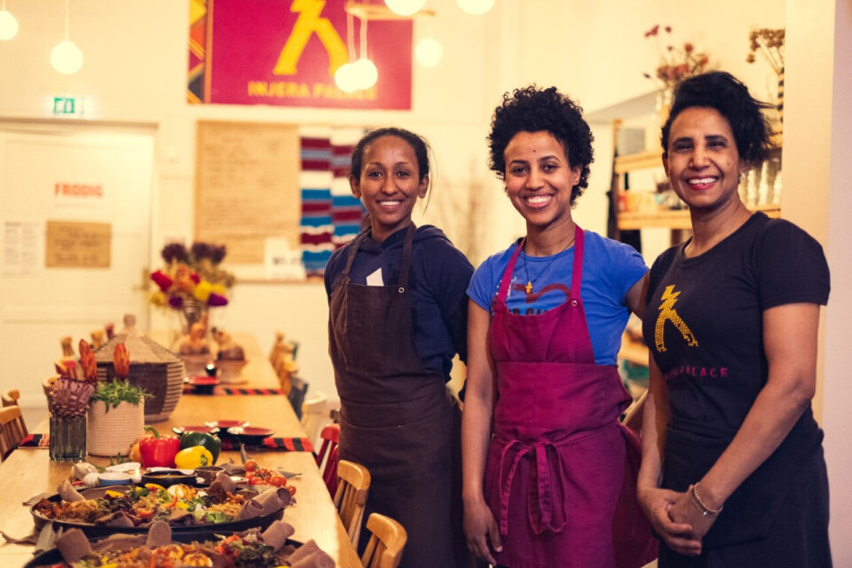 INJERA-FEBER: Mestringsguiden driver også den eritreiske restauranten Injera Palace. Den er stengt nå, men de får flere og flere bestillinger på injera-pannekaker. Foto Bård Gundersen