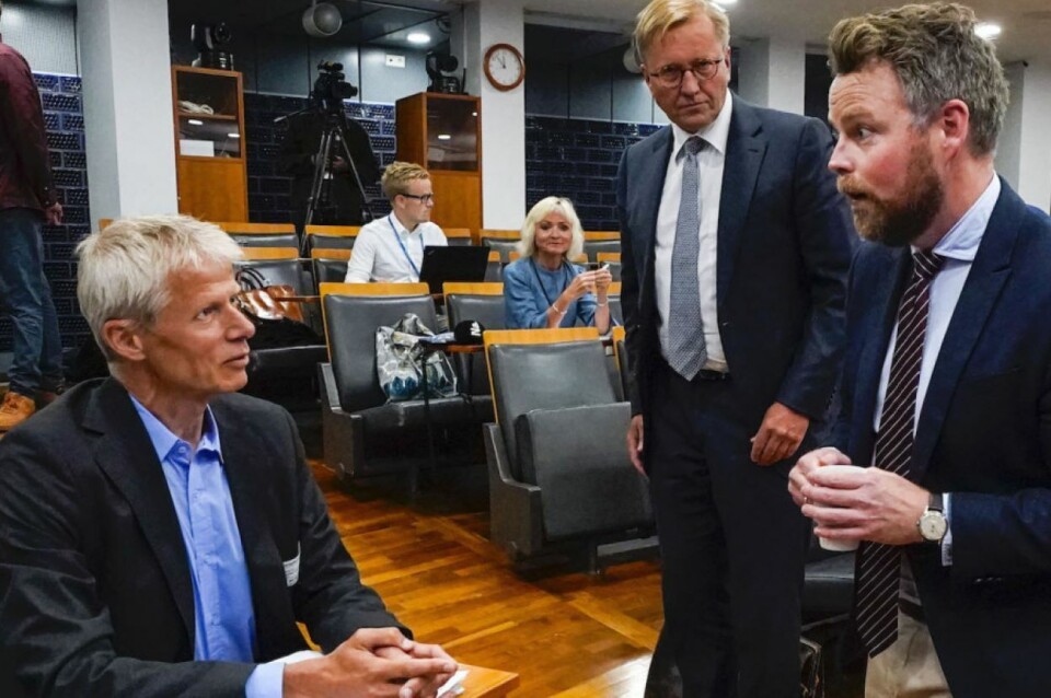 DAG TO I NY JOBB: Nav-direktør Hans Christian Holte deltar på pressekonferanse der rapporten etter gransking av «EØS-skandalen» presenteres. Granskingsutvalgets leder Finn Arnesen (midten) og arbeids- og sosialminister Torbjørn Røe Isaksen (t.h.).
