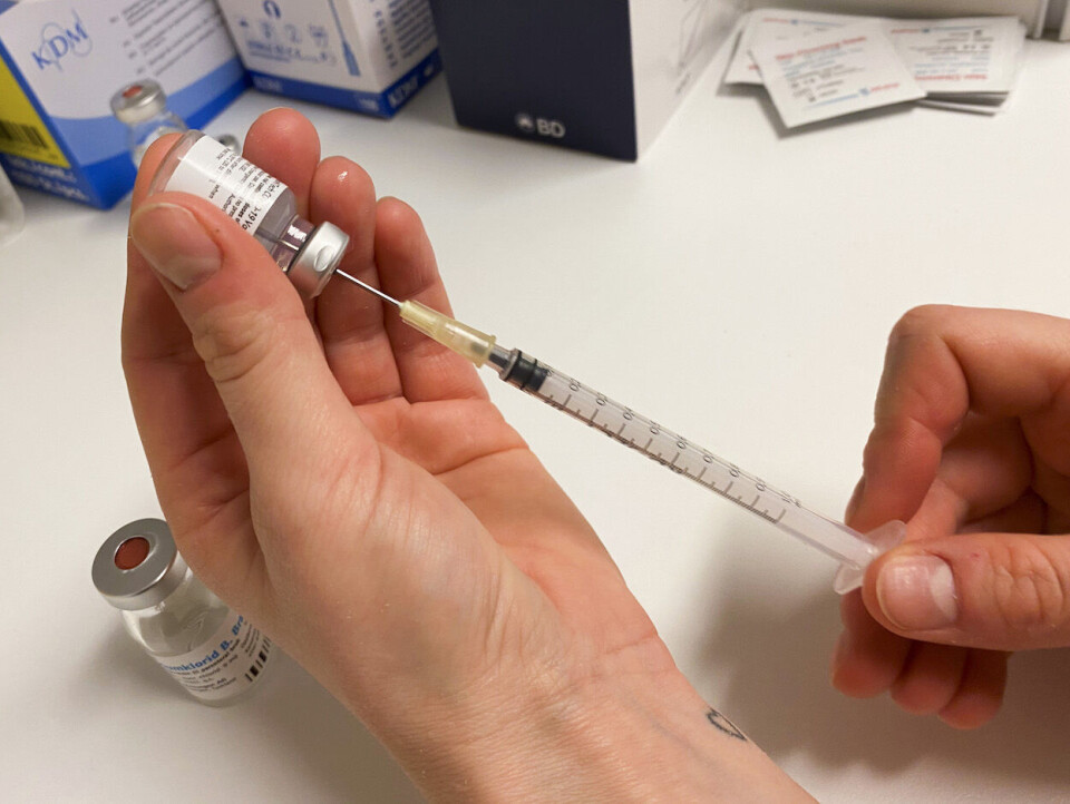 Sprøyter med covid-19 vaksine fra Pfizer / Biontech klargjøres til vaksinasjon på et sykehjem i Oslo.