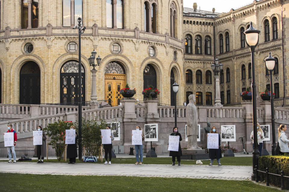 Arkivfoto: Ungdom fra de aller fleste ungdomspartier og noen ungdomsorganisasjoner gjennomfører en solidaritetsmarkering for flyktningene i Moria ved å stå i sirkel rundt deler av Stortinget.