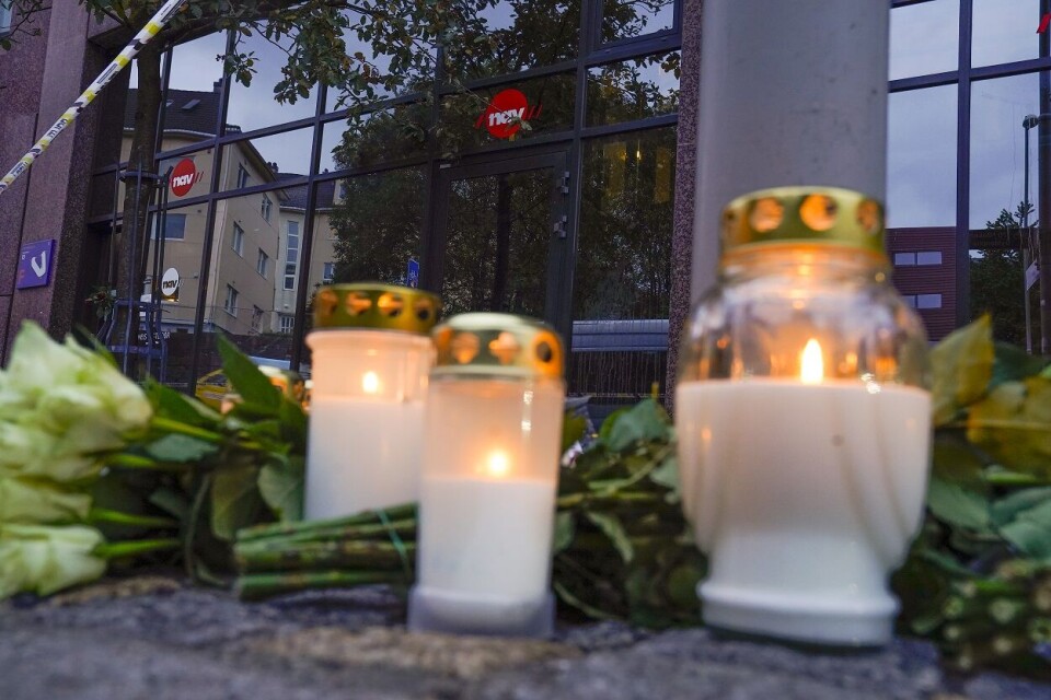 Blomster ble lagt ned ved Nav-kontoret på Årstad i Bergen, etter at en av de ansatte ble drept på jobb i slutten av september.