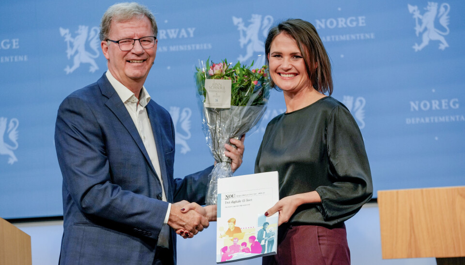 Leder av utvalget om barn og unge sin skjermbruk, Robert Steen, overleverte rapporten til kunnskapsminister Kari Nessa Nordtun sist uke. Og selv om de smiler på bildet, er det klart at kunnskapsministeren nok hadde ønsket flere innstrammende forslag om unges skjermbruk.