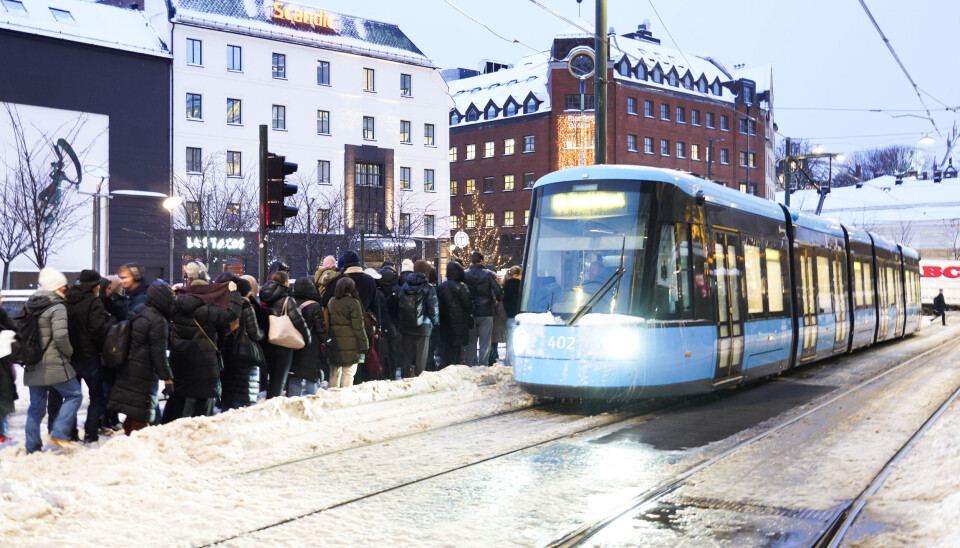 Snøkaos i hovedstaden. Kollektivtrafikken sliter med innstilte avganger og folk står i kø på trikkeholdeplassen ved Jernbanetorget.