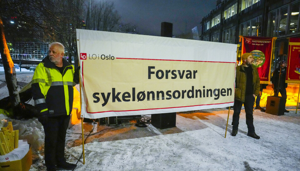 LO i Oslo med fanemarkering utenfor NHOs årskonferanse i Spektrum onsdag morgen.