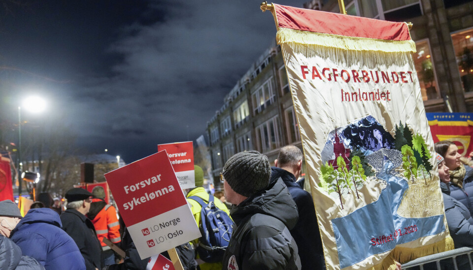 LO i Oslo hadde fanemarkering for forsvar av sykelønnen før NHOs årskonferanse-middag i Oslo Spektrum denne uken.