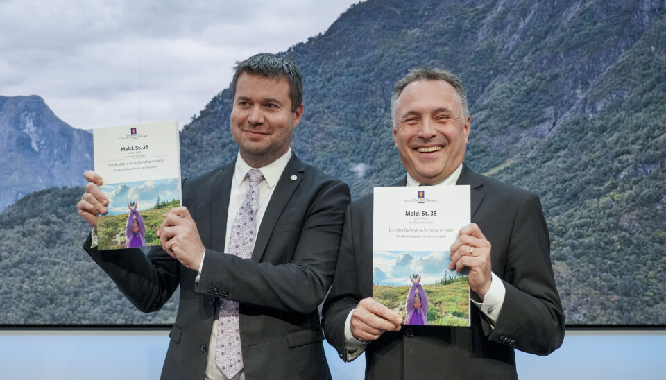Landbruks- og matminister Geir Pollestad (Sp) og Klima- og miljøminister Tore O. Sandvik (Ap) smilte da de la fram regjeringens stortingsmeldingen om naturmangfold i fjor høst. Siden har kritikken haglet.