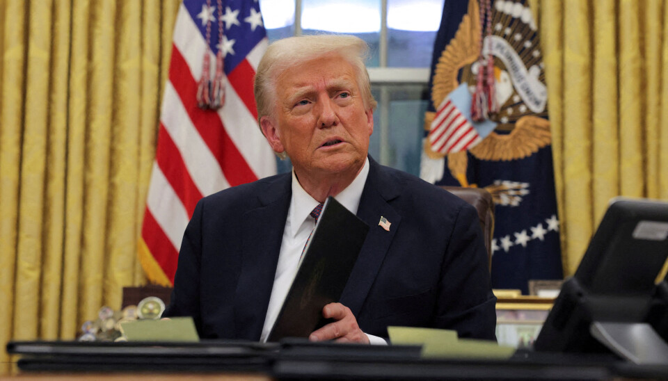 Donald Trump har tatt plass i Det hvite hus og signerer presidentordre. REUTERS/Carlos Barria/File Photo