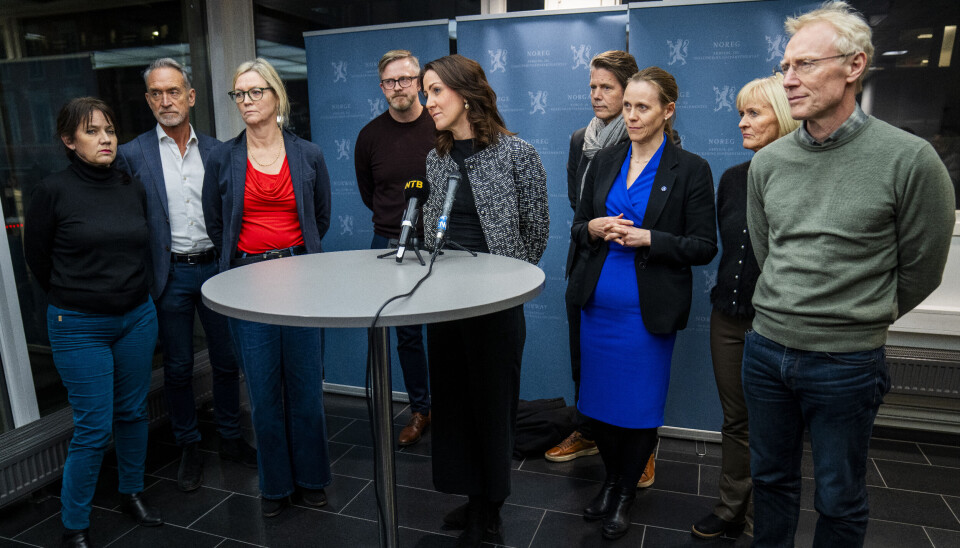 Arbeids- og inkluderingsminister Tonje Brenna og partene i arbeidslivet snakker med pressen etter at det ble brudd i forhandlingene om ny IA-avtale i desember i fjor.