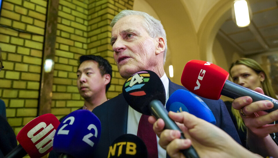 Statsminister Jonas Gahr Støre omringes av pressefolk i timene før regjeringssamarbeidet med Sp bryter sammen. Hvorfor synker folks tillit til politikerne? spør Jan Grund i denne artikkelen.