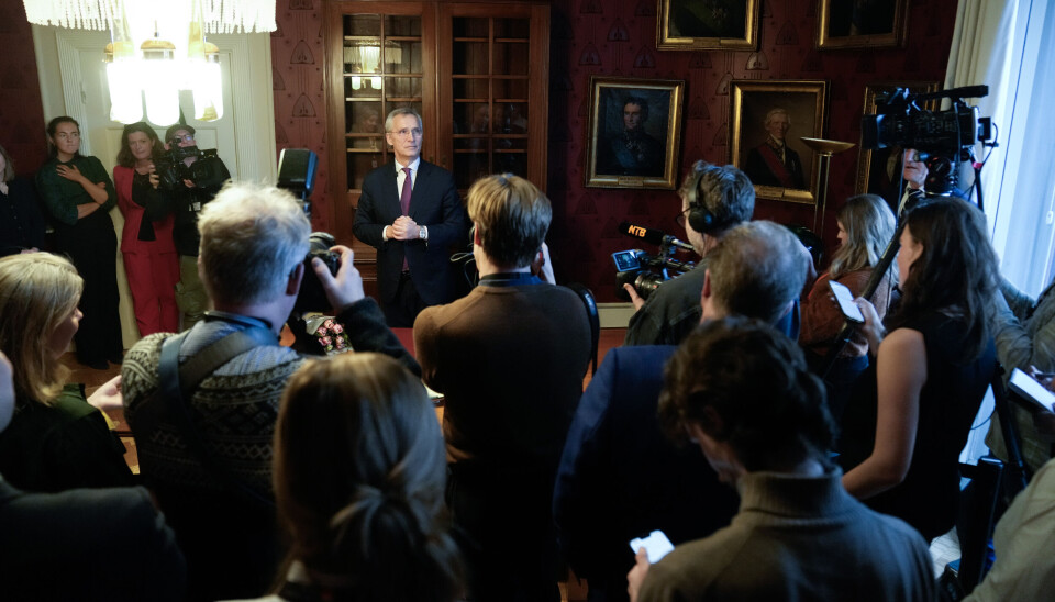 Jens Stoltenberg (Ap) på plass på sitt nye kontor i Finansdepartementet. Hans nye jobb vekker både begeistring og oppsikt.