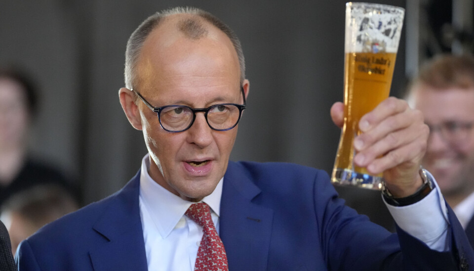 Under et partiarrangement skåler Friedrich Merz for valgseier i Tyskland. Kristeligdemokratene CDU ble største parti og Merz den mest sannsynlige statsministeren etter valget.