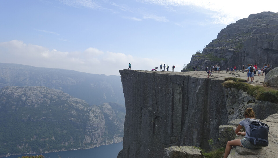 Preikestolen. Hundretusenvis av mennesker tar hvert år turen opp til fjellplatået på nordsiden av Lysefjorden i Forsand kommune i Rogaland. Bør de betale litt for det, gjennom turistskatt?