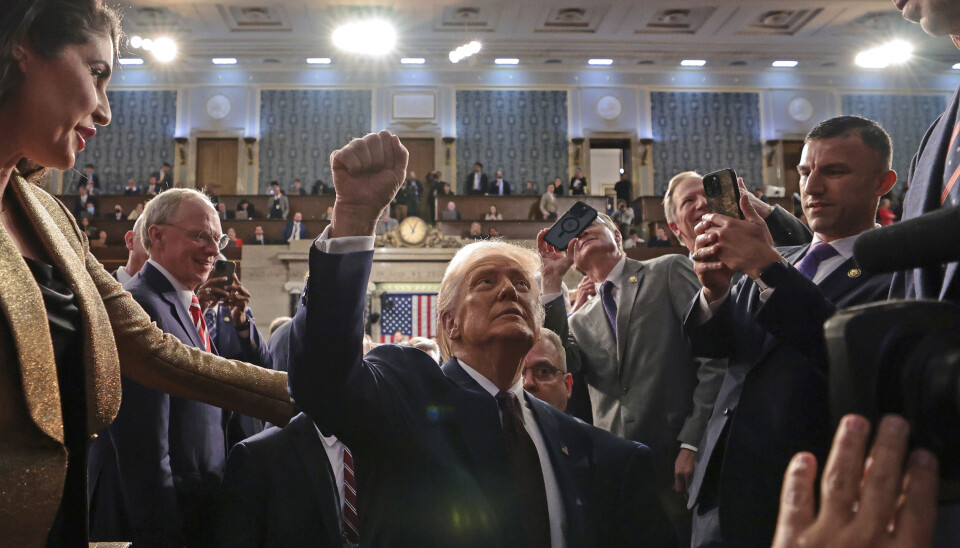 President Donald Trump på vei ut av Kongressen etter talen i natt norsk tid.