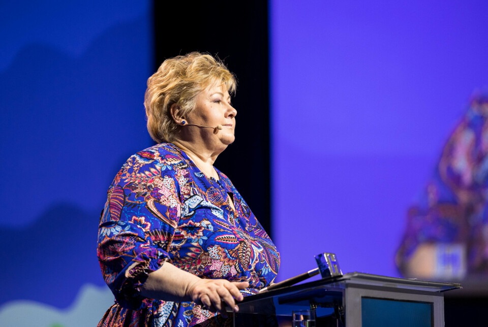 Høyre-leder Erna Solberg får motstand av sine egne på sykelønn. Høyre-leder Erna Solberg får motstand av sine egne på sykelønn.