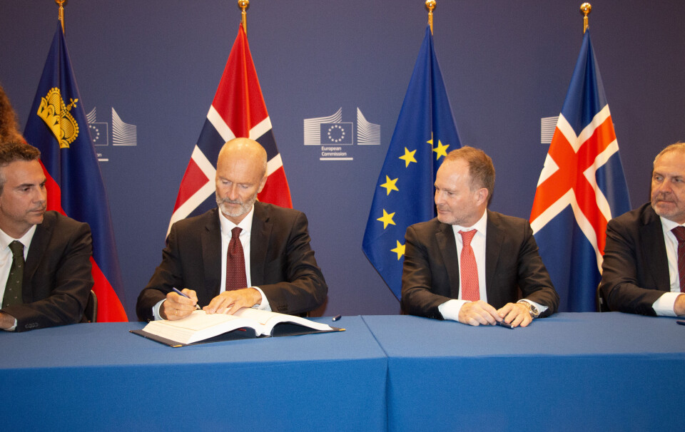 I dag møtes EØS-ambassadørene Anders Eide (Norge), Kristján Andri Stefánsson (Island) og Pascal Schafhauser (Liechtenstein) for å skrive inn nærmere 80 nye EU-lover i EØS-avtalen. Her under signering av avtalen om EØS-midler med EU. I dag møtes EØS-ambassadørene Anders Eide (Norge), Kristján Andri Stefánsson (Island) og Pascal Schafhauser (Liechtenstein) for å skrive inn nærmere 80 nye EU-lover i EØS-avtalen. Her under signering av avtalen om EØS-midler med EU.