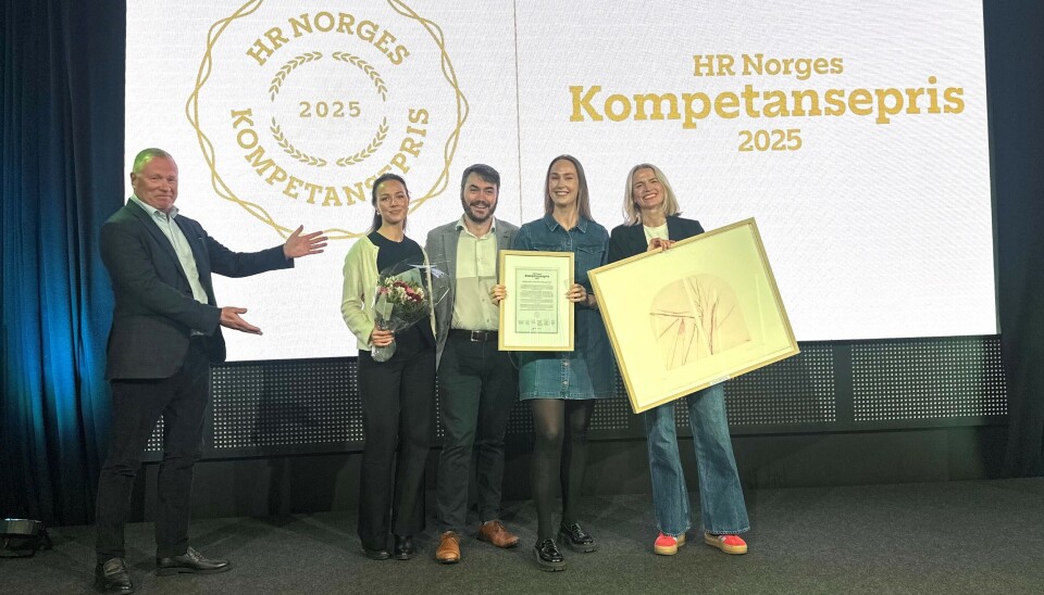 Oljefondet og oljefondsjef Nicolai Tangen ble i dag tildelt HR Norges Kompetansepris 2025. Fra Oljefondet, f.v: Nicolai Tangen, Bergliot Olstad, Alex Brackfield, Ann-Kristin Engesæther Als og Iselin Sommereng. Oljefondet og Nicolai Tangen (t.v) ble tildelt HR Norges Kompetansepris 2025.