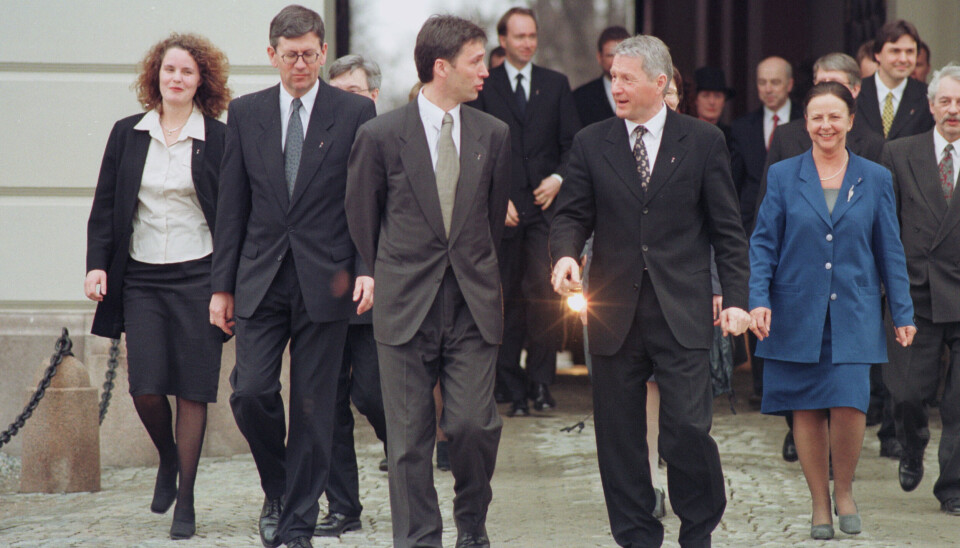 Reformivrig gjeng. Regjeringen Stoltenberg 1 på Slottsplassen da den tiltrådte i mars 2000. Sjelden har en regjering satt i gang flere reformer. Men det hjalp ikke. Stoltenberg 1-regjeringen holdt kun et år.