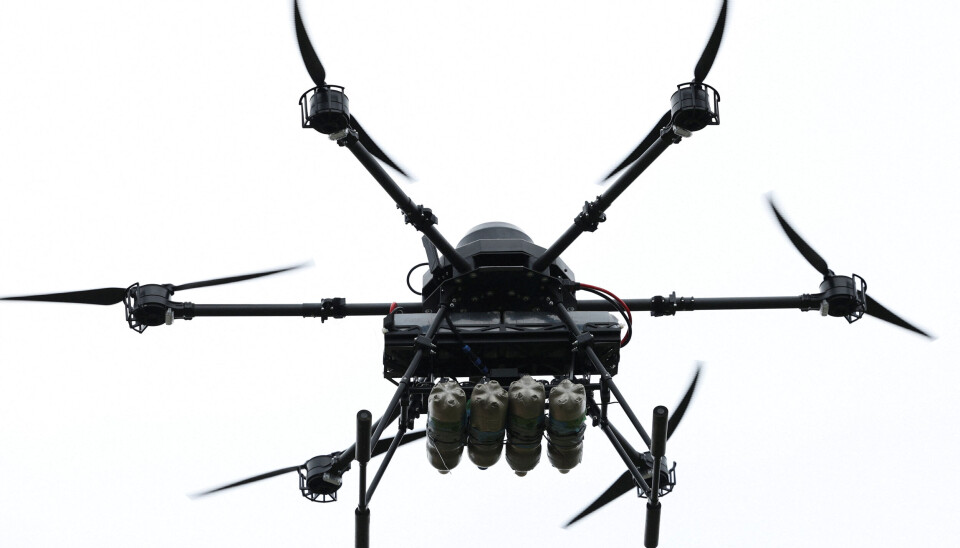 Bruken av droner i Ukraina illustrerer et taktisk skifte. Tusenvis av små, kostnadseffektive systemer – produsert med kommersielle komponenter og distribuert uten tung logistikk – har endret operasjonsmønsteret, skriver Silvija Seres. Bruken av droner i Ukraina illustrerer et taktisk skifte. Tusenvis av små, kostnadseffektive systemer – produsert med kommersielle komponenter og distribuert uten tung logistikk – har endret operasjonsmønsteret, skriver Silvija Seres.
