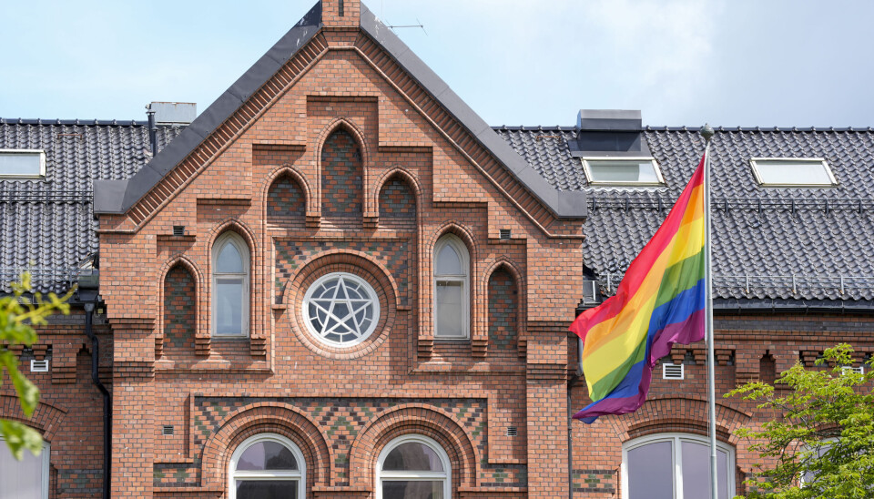 Pride flagg ved Vålerenga skole i Oslo.