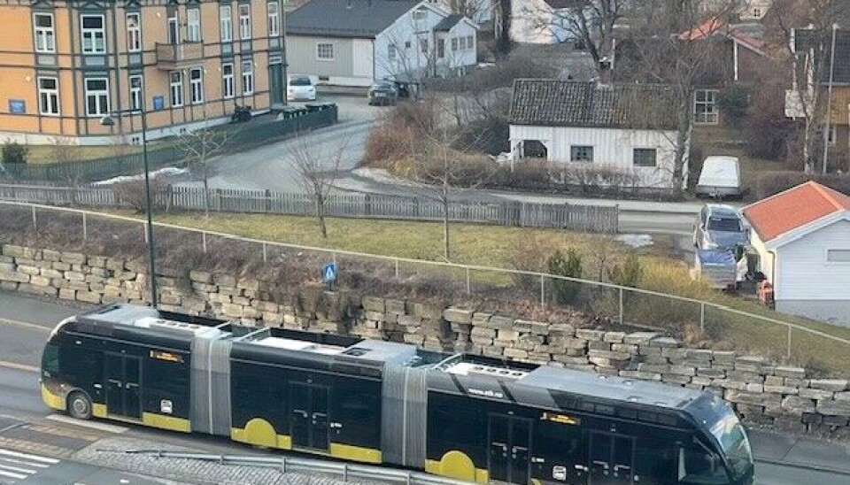 Leddbuss designet som en tradisjonell trikk i Trondheim by