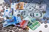 Illustrasjon av mynter og pengesedler med ulik valuta. Euro, norske kroner og og USD (US Dollar, Amerikanske dollar).