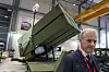 Statsminister Jonas Gahr Støre (Ap) foran luftvernsystemet NASAMS under et besøk hos Kongsberg Defence & Aerospace i 2023.