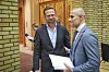Høyres Nikolai Astrup (t.v.) la tirsdag fram partiets alternative budsjett for neste år. Her i samtale med partifelle Mahmoud Farahmand på Stortinget.