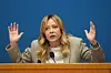Giorgia Meloni gestures på en pressekonferanse i Roma