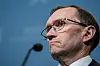Espen Barth Eide står ved en mikrofon foran en blå bakgrunn under pressekonferanse.