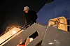 Donald Trump går ned landgangstrappen fra Air Force One i mørket ved Joint Base Andrews.