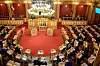 Stortingssalen med Jonas Gahr Støre som taler til representantene fra talerstolen.