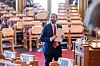 Jan Christian Vestre står med papirer i Stortingets sal under spørretime.