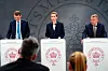 Danske ministre står bak talerstoler under pressekonferanse i Statsministeriet.