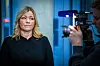 Kjersti Stenseng blir filmet av en kamerafotograf etter pressekonferanse i Oslo.