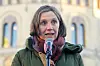Kjersti Toppe taler i mikrofon på Eidsvolls plass foran Stortinget