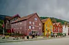 Radisson Blu Royal Hotel og fargerike bryggefasader i Bergen på en grå høstdag