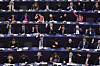 Parlamentarikere i Europaparlamentet stemmer ved håndsopprekning i en fullsatt sal i Strasbourg.