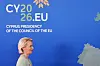 EU-toppmøtedeltaker går forbi blå bakgrunn med logoen CY2026.EU i Nikosia.