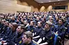 Fullt auditorium med politistudenter i uniform ved Politihøgskolen i Oslo.