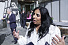 Lubna Jaffery gestikulerer i samtale utendørs ved statsministerboligen i Oslo.