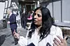 Lubna Jaffery gestikulerer i samtale utendørs ved statsministerboligen i Oslo.